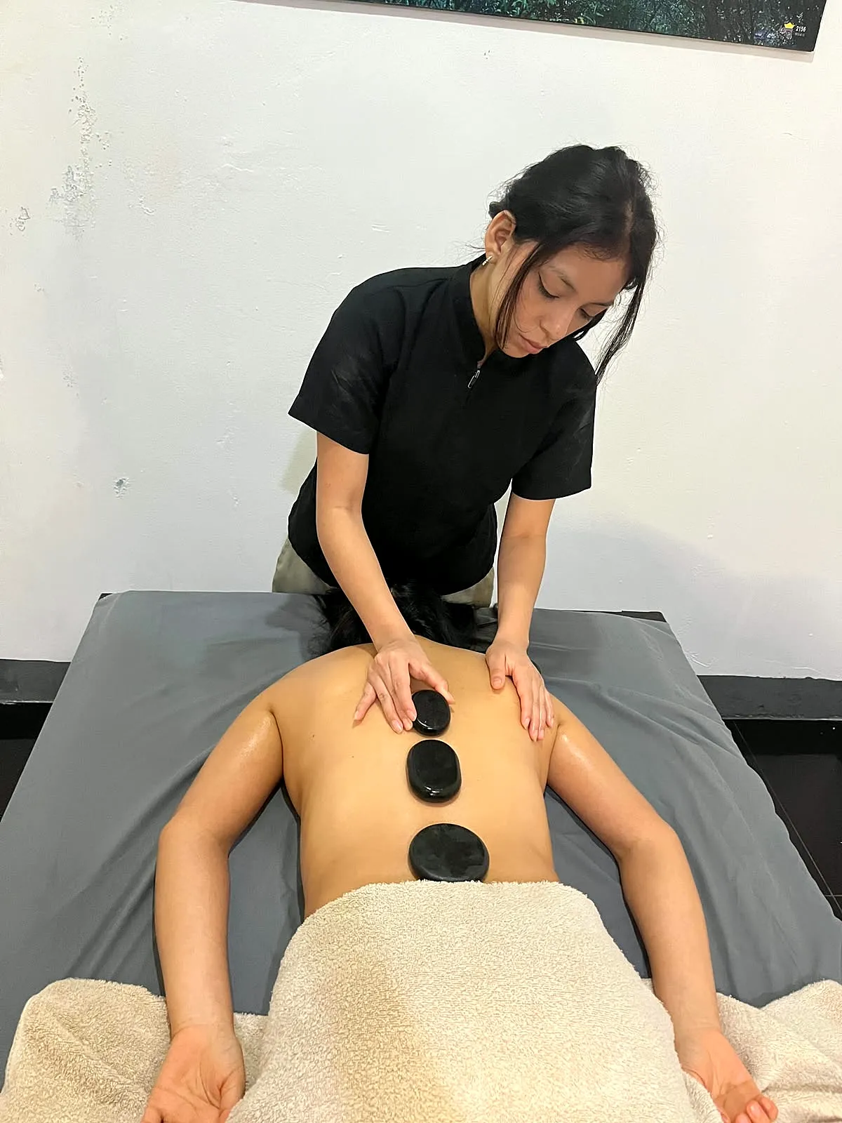 Terapeuta de Qoeurs Spa realizando un masaje corporal