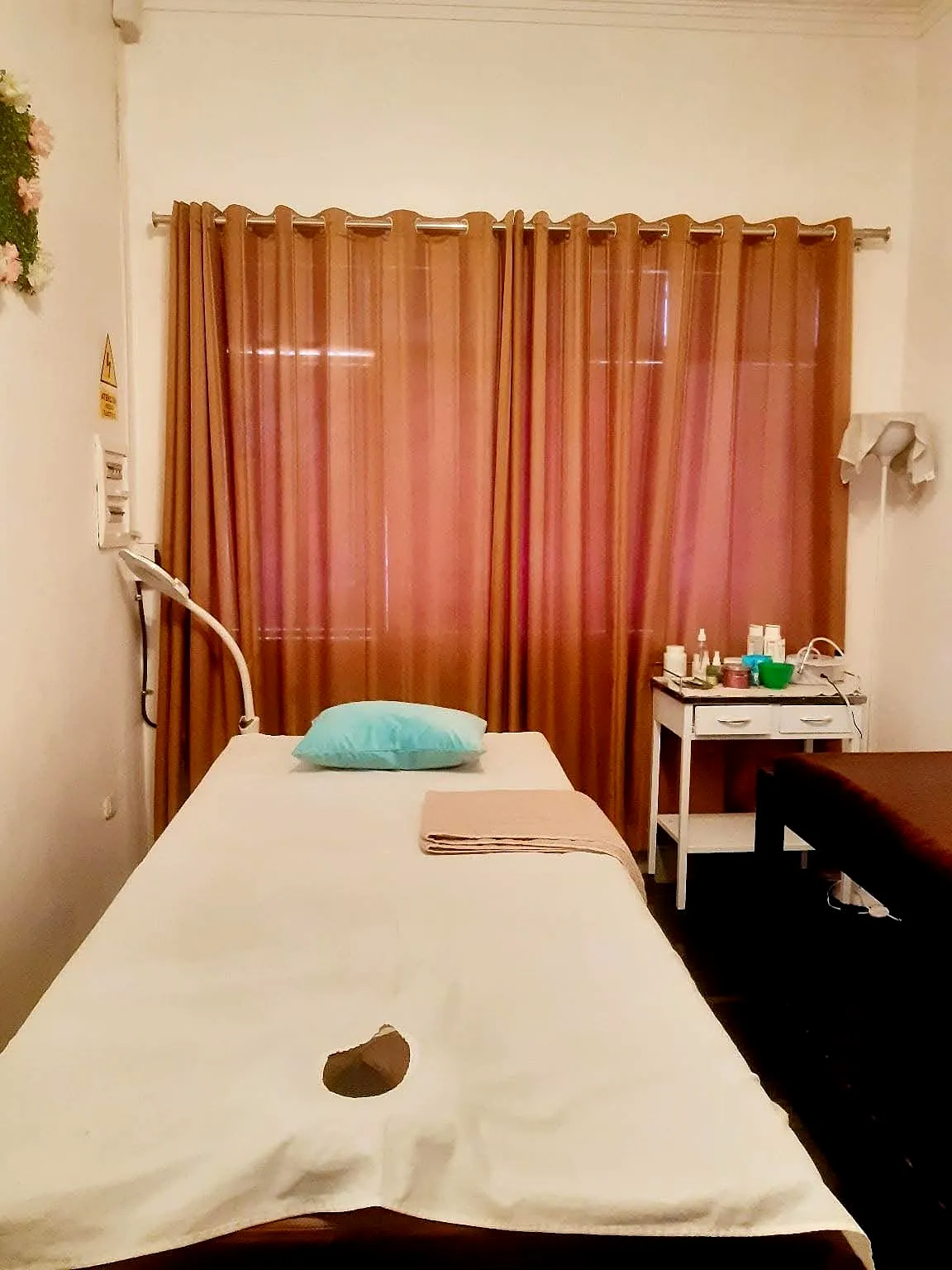 Terapeuta de Qoeurs Spa realizando un masaje con piedras calientes